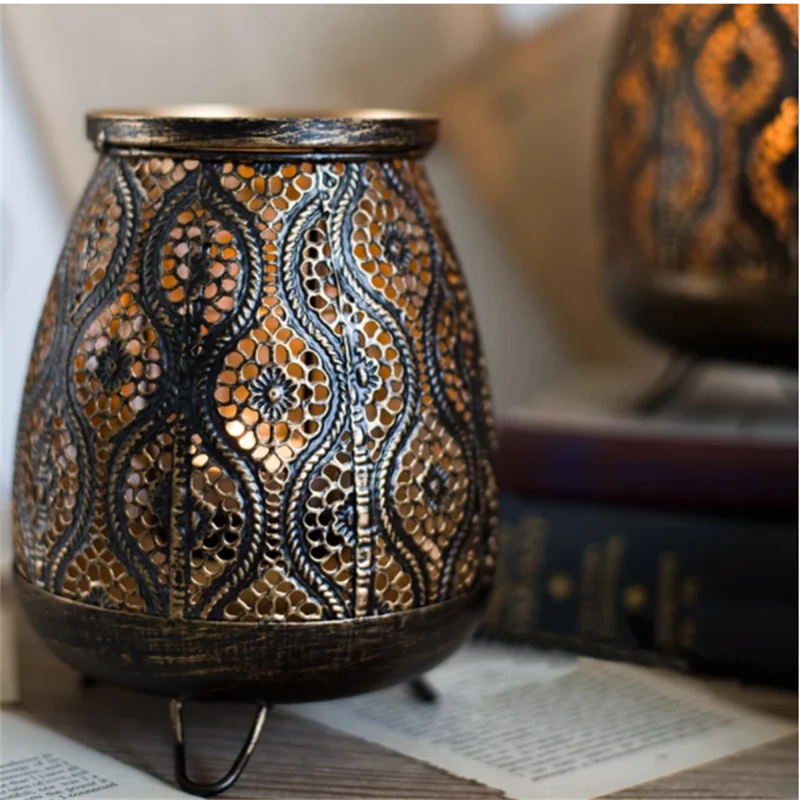 Ретро чёрный золотой полый железный резной подсвечник сделано в старинном стиле