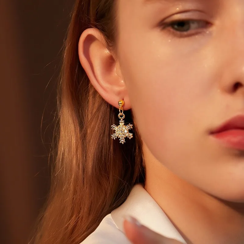 

New Fashion Christmas Snowflake Earrings Female Micro-inlaid Zircon Snowflake Earrings Earrings Party Jewelry Anniversary Gift