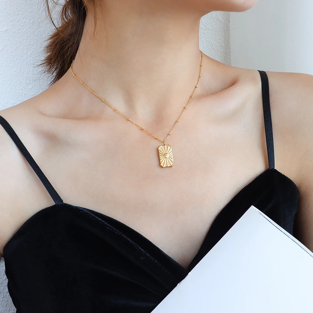 

Simple Minimalist Designer Square Flower Pattern Pendant Clavicle Chain Women's Titanium Steel 18 K Gold Ins Necklace