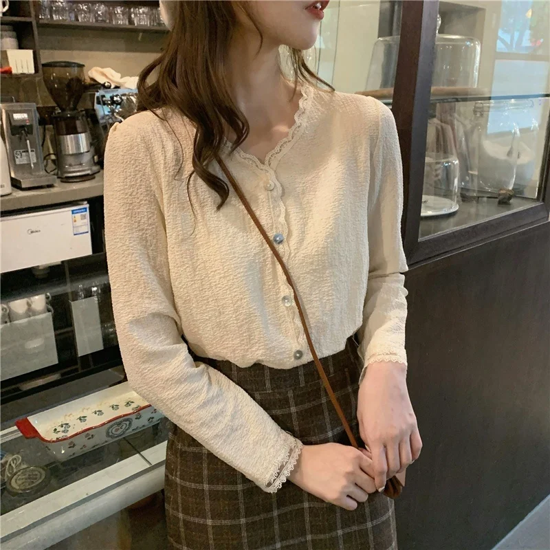 

2021 early autumn top temperament design sense of minority shirt chic sweet French lace V-Neck long sleeve shirt