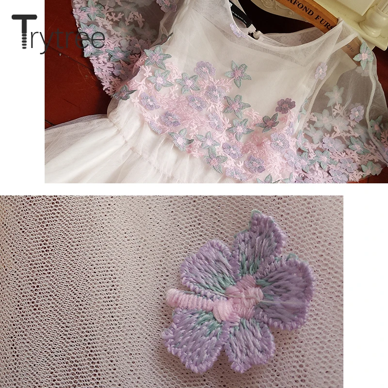 Женское платье-трапеция с круглым вырезом цветочной вышивкой и оборками |