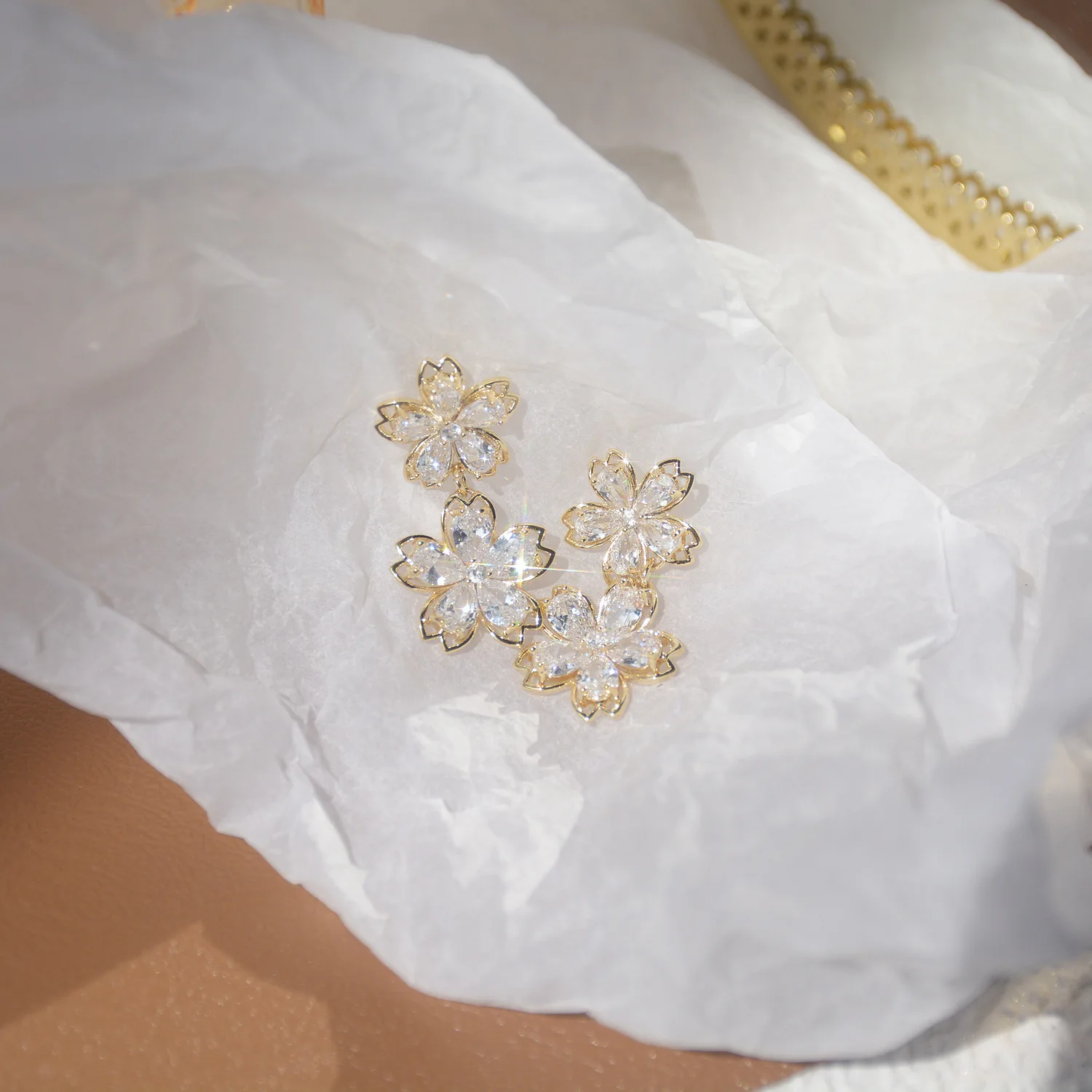 Женские серьги с двойным цветком позолоченные фианитом 14 к | Украшения и