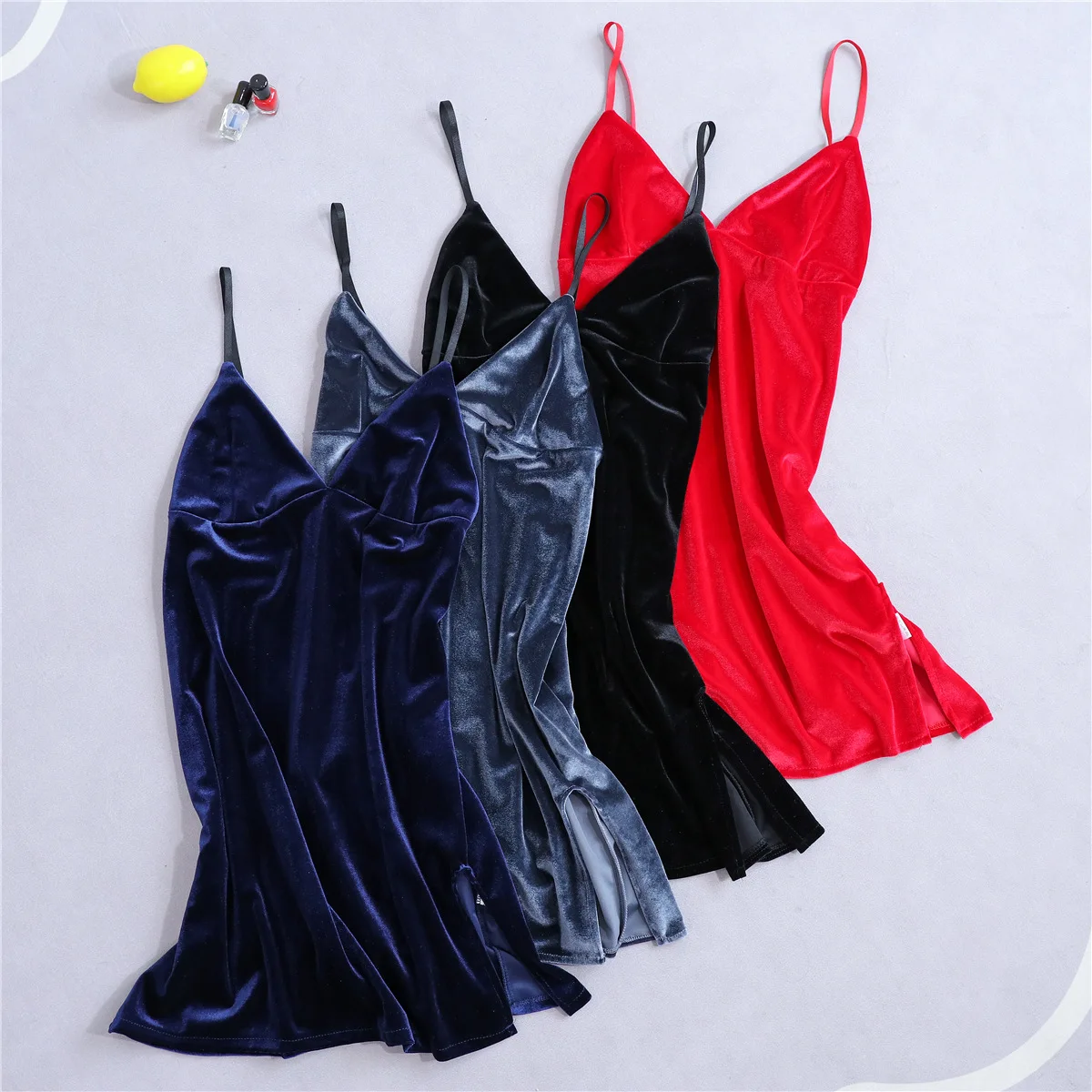 

Женская бархатная Ночная рубашка на тонких бретельках, с V-образным вырезом