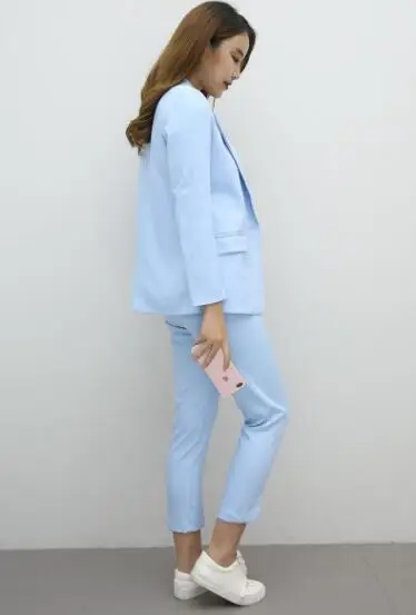 Модный женский костюм с двойным набивным рисунком полурукавами и надрезом