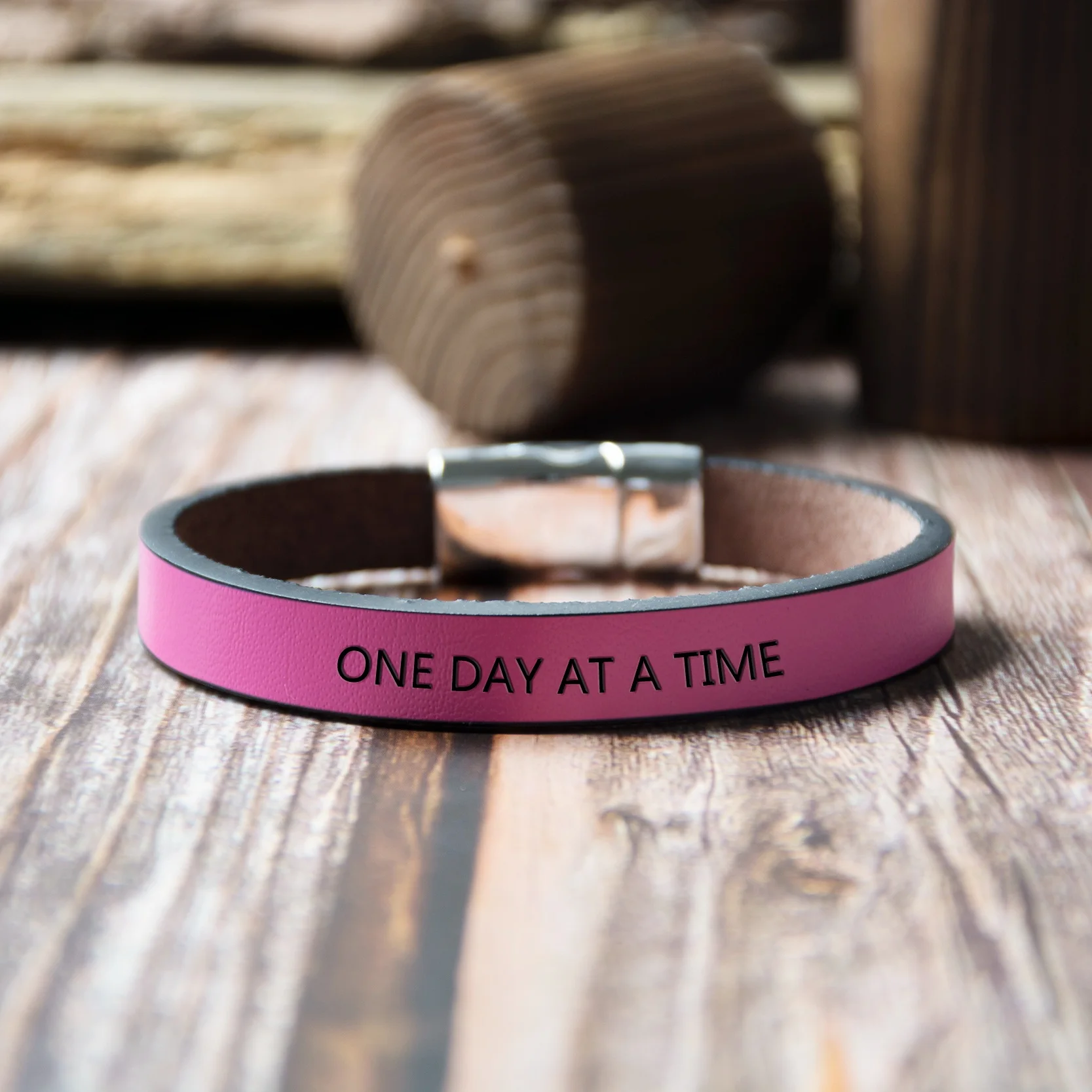 Один день в то время модные Выгравированные буквы браслет на магнитной застежке