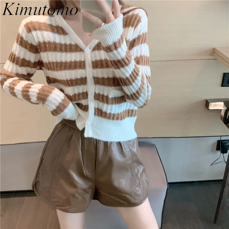

Осенний женский костюм Kimutomo 2021, облегающий свитер в полоску в гонконгском стиле с V-образным вырезом и широкими шортами из искусственной кож...