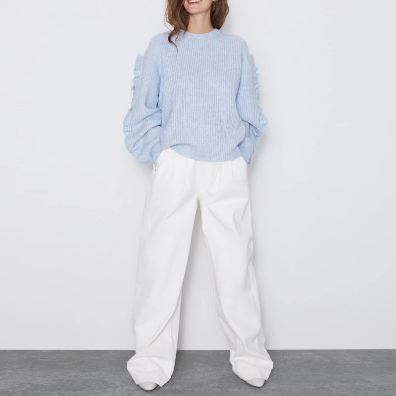 Женский трикотажный свитер с воланом круглым вырезом и оборками на рукавах |