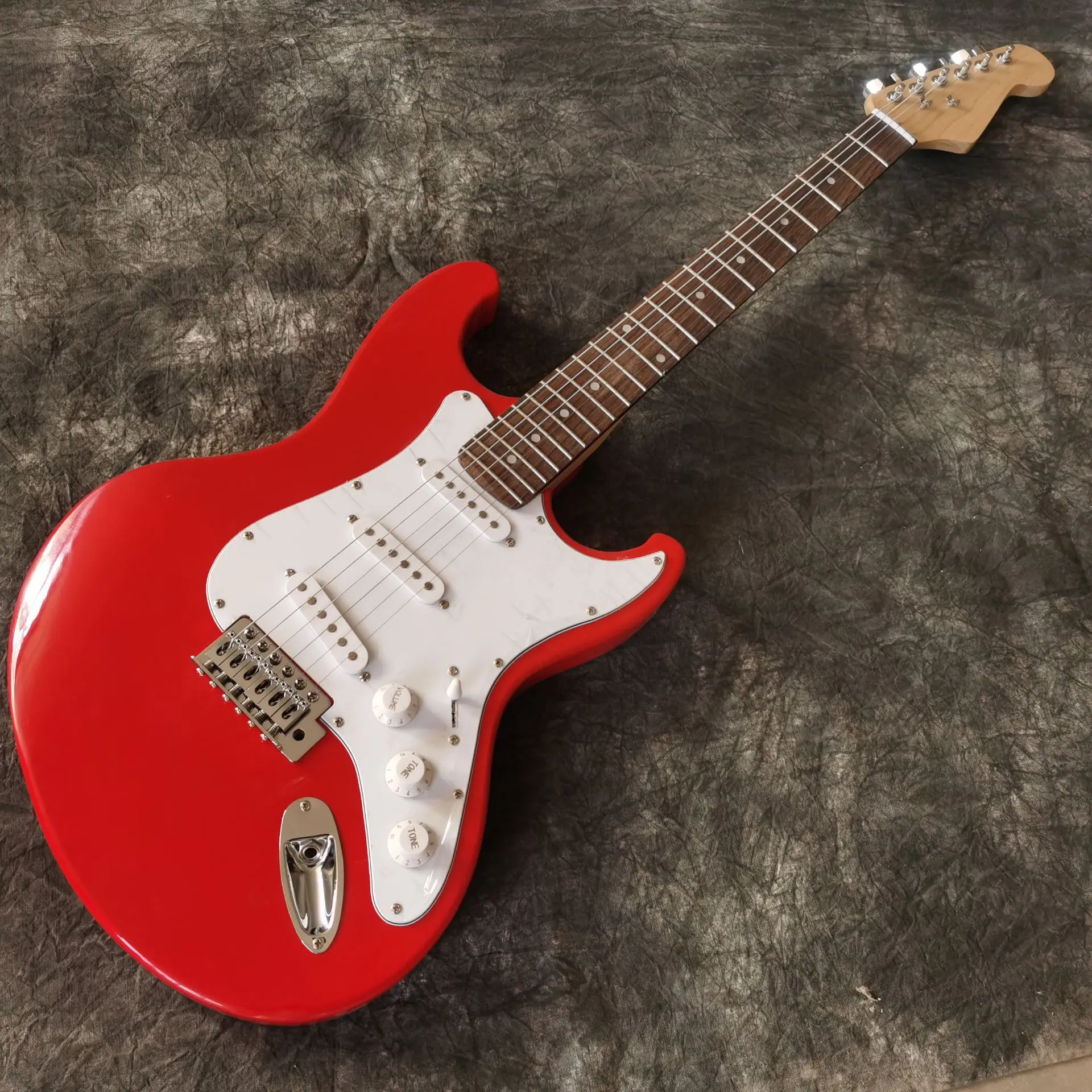 

high quality red color Electric Guitar.Rosewood fingerboard.white pickguard,handmade 6 stings guitarra.real photos