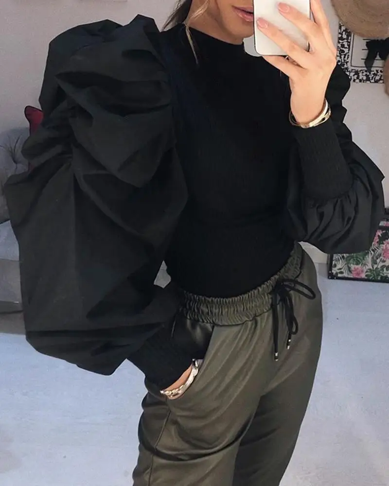 Женская блузка в рубчик с круглым вырезом и пышными рукавами повседневная