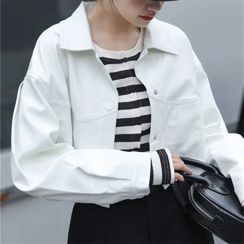 Женская укороченная куртка Sungtin однотонная черная белая из искусственной кожи