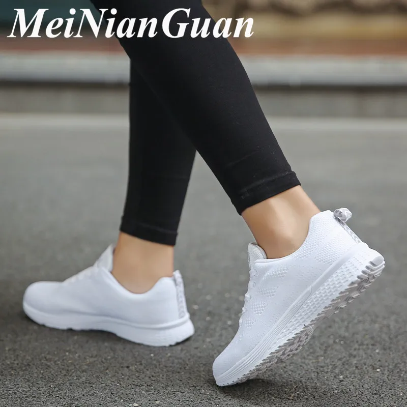 Женские кроссовки для бега весна-осень черные на шнуровке плоской подошве