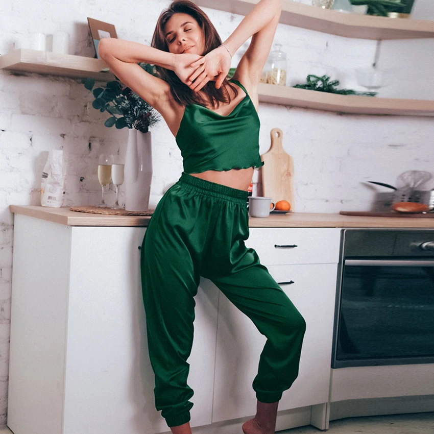 

Женский комплект из 2 предметов с оборками, короткий топ на бретельках и атласные брюки