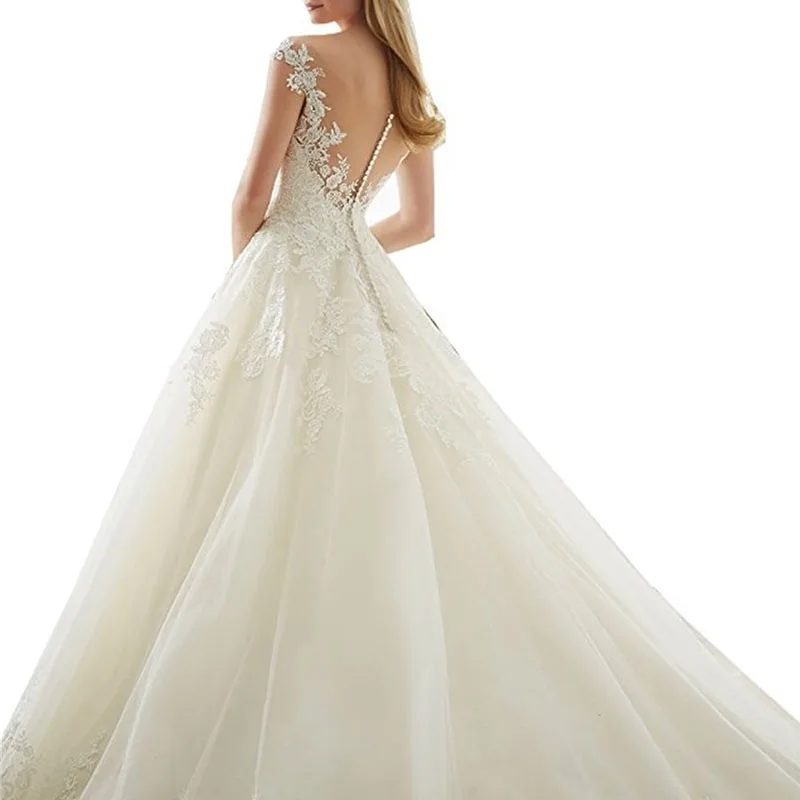 Кружевное свадебное платье с длинным шлейфом и вышивкой простое принцессы