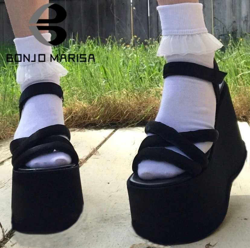 Новинка Брендовые женские босоножки на танкетке с открытым носком в готическом