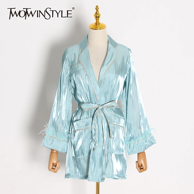 Женская куртка TWOTWINSTYLE весенняя со стразами и перьями воротник с отворотом