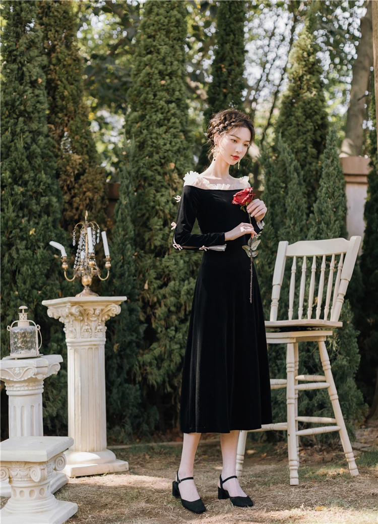 

2021 new fashion women's clothing Autumn and winter velvet dresses Slash neck Vintage dress women