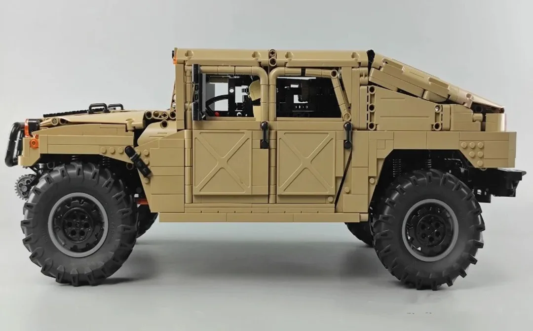 Набор строительных блоков модель HUMVEE H1 серии High-Tech Ideas классический военный