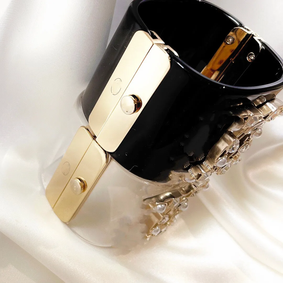 

Original Luxury Designer Brand Stamp Resin Alphabet Europe Pearl Crystal Cuff Bracelets Bangles Vintage Women Jewelry Party Gift
