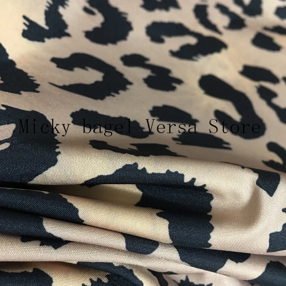 

2021 luxury design spot stripe printing women's versatile round neck short sleeve T-shirt + high waist slim leopard Shorts Set