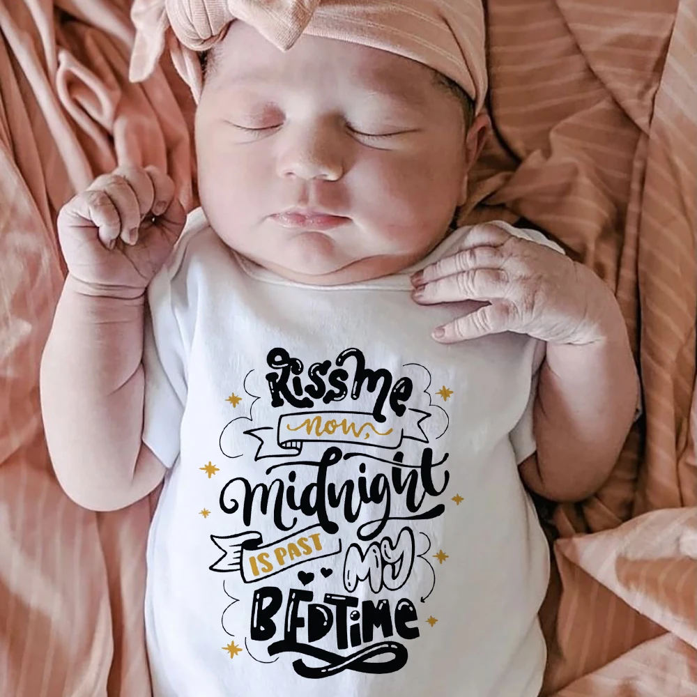 

Newborn Baby Bodysuits Kiss Me Now Midnight Is Past My Bedtime Funny Infant Toddler Rompers Boys Girl Short Sleeve Clothing Ropa