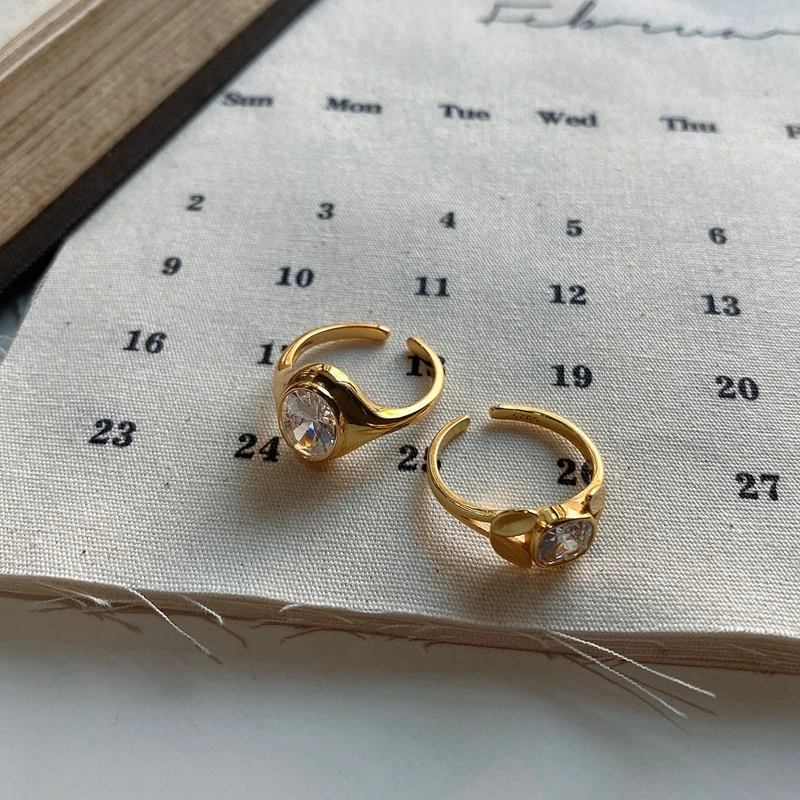 Кольцо женское из серебра 925 пробы с овальным цирконием в форме яйца|Кольца| |