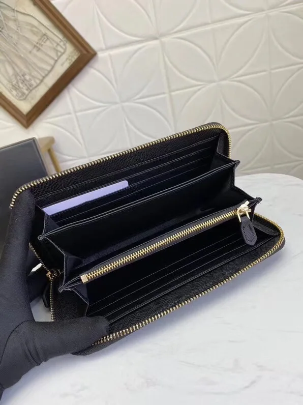 

Classic zip wallet simple fashion high-grade leather texture steel metal hardware accessories