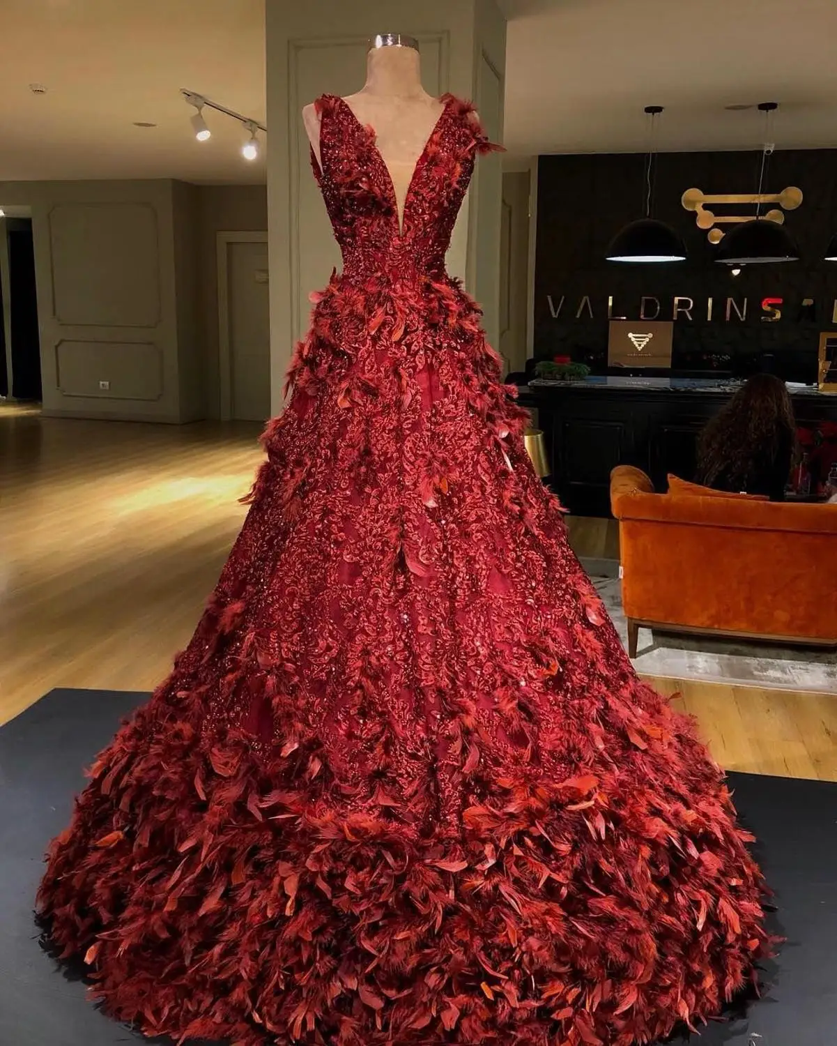 Luxury Red Feather Prom Dresses V Neck Sleeveless Sequins Appliques Formal Evening Dress Sexy A Line Party Robes Gowns