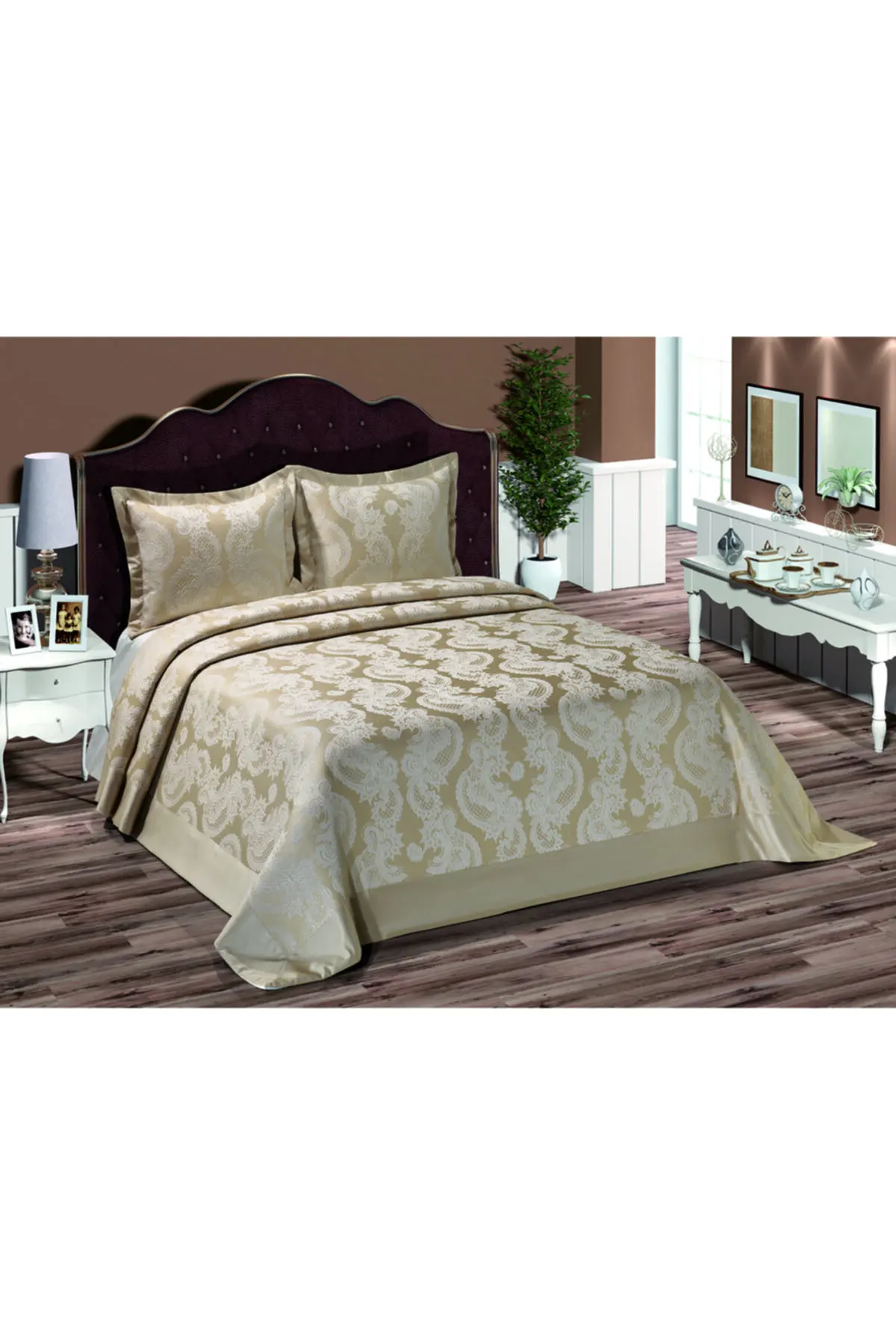 

Jacquard Lace Decorated Bed Cover (Beige)