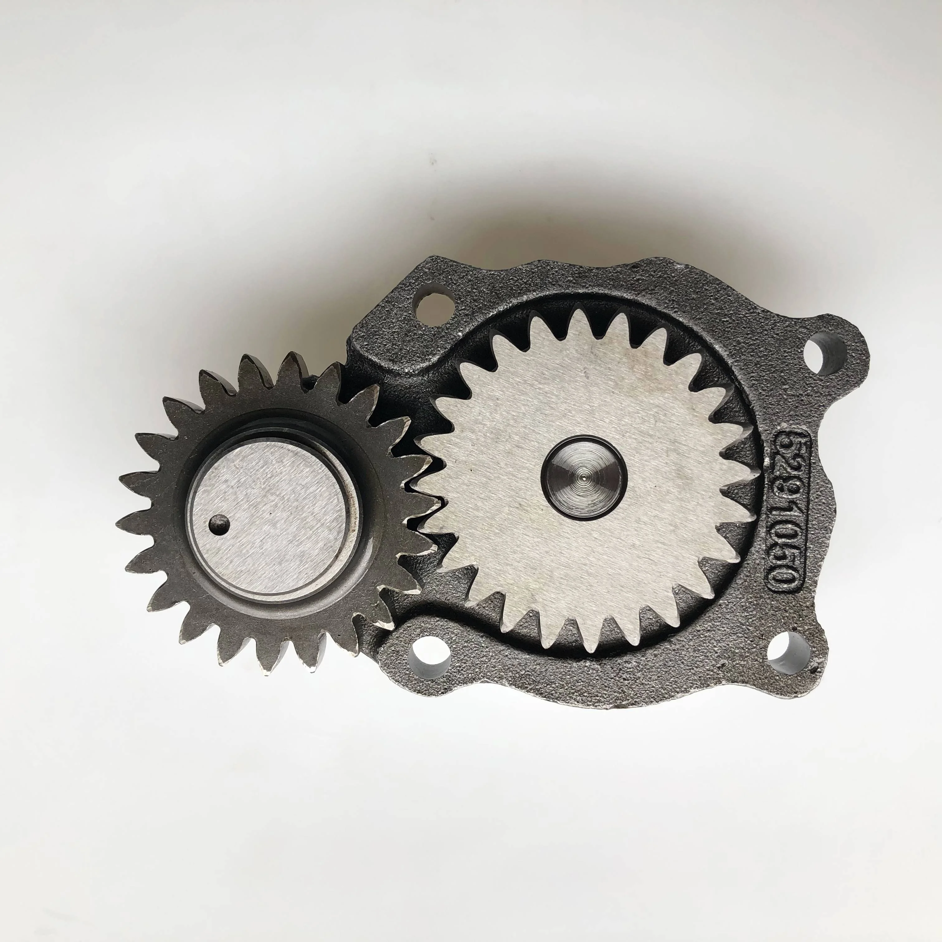 

Factory price truck engine parts 6BT oil pump 4939588 14304670 5291050
