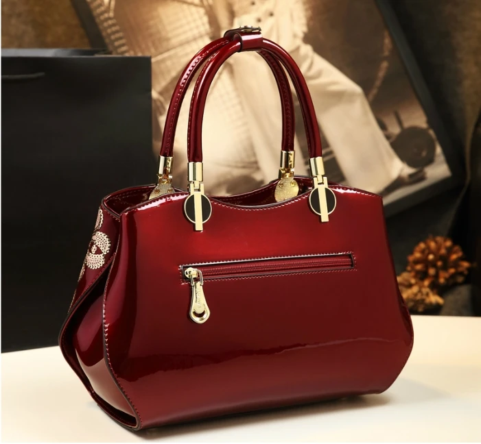 Сумка-мессенджер женская из лакированной кожи с вышивкой | Багаж и сумки