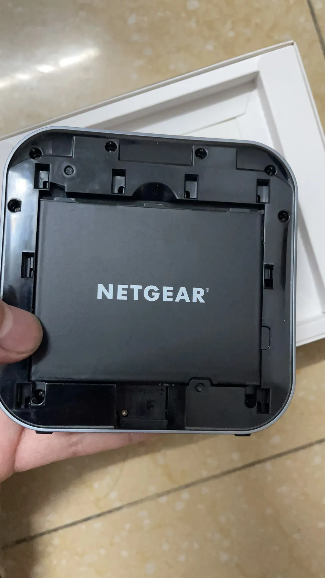 Мобильный гигабитный маршрутизатор Netgear Nighthawk M1 MR1100 LTE CAT16 4GX диапазон скоростей WLAN