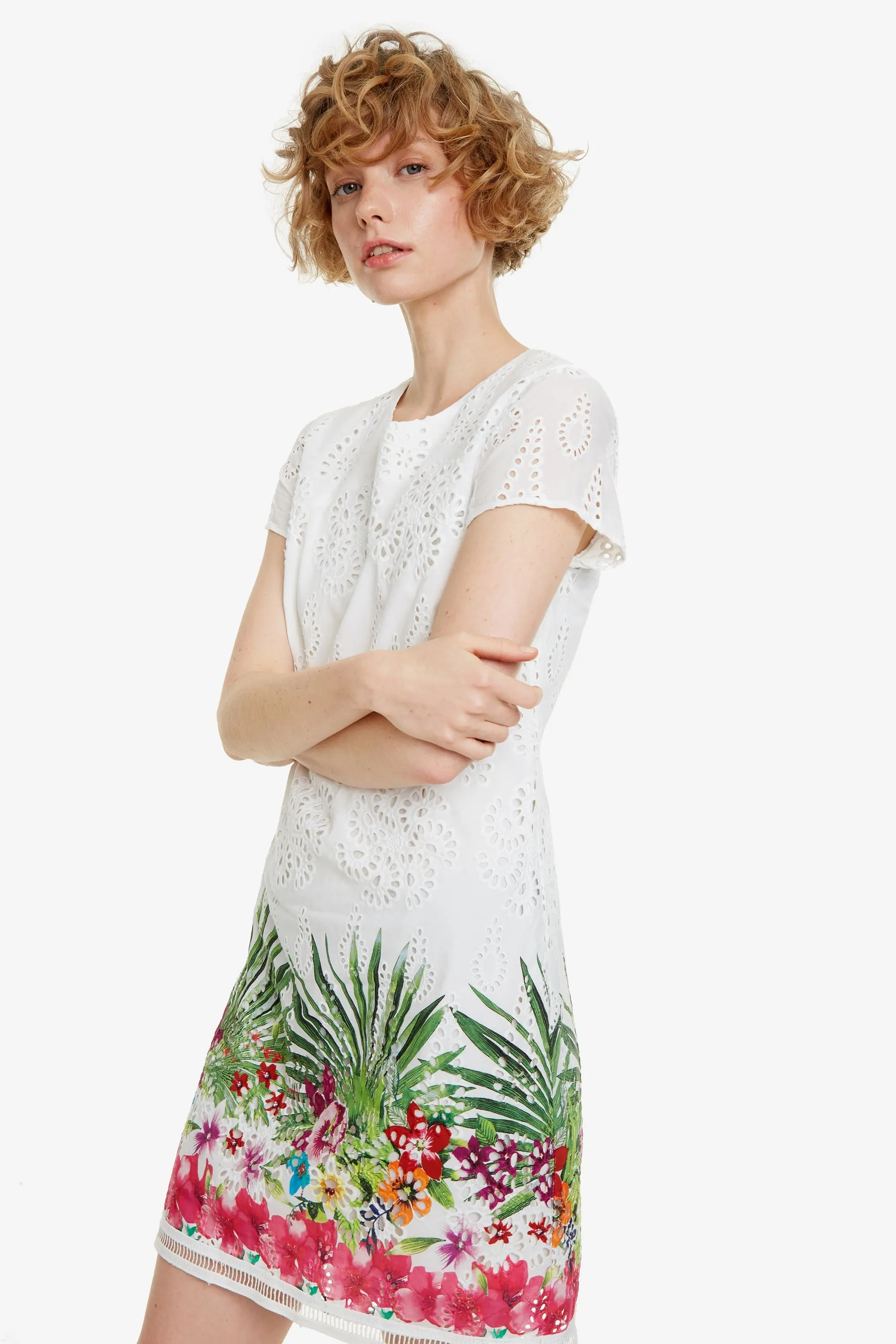 Белое платье с коротким рукавом и вырезом в Испании|Женские платья| |