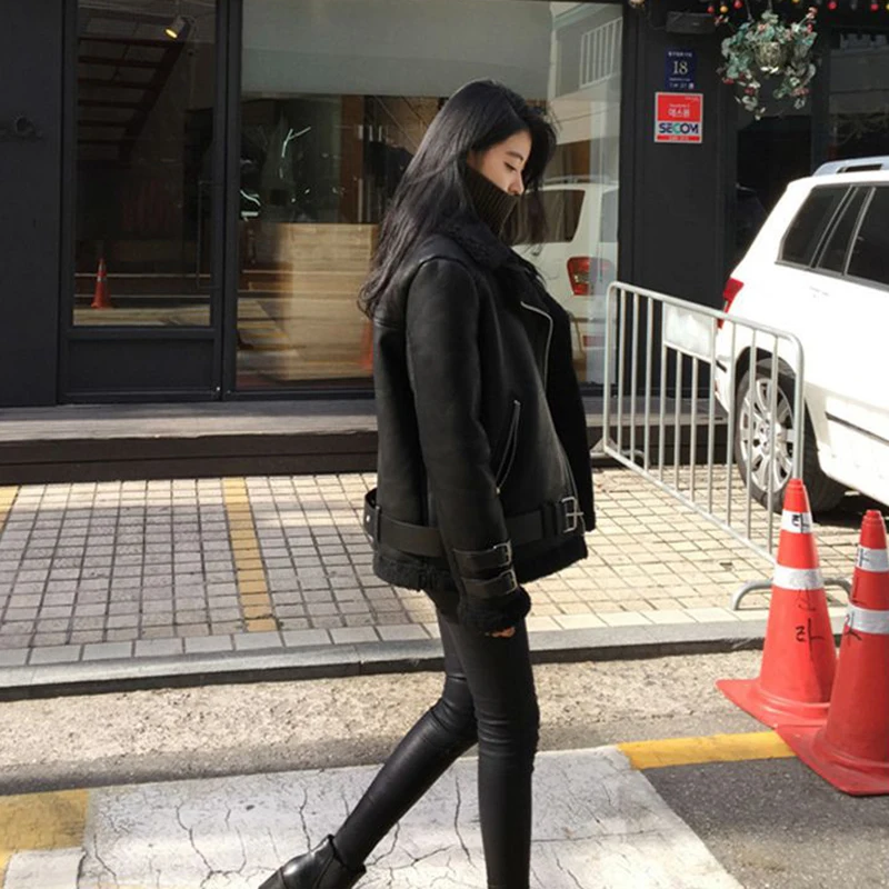 Новая кожаная флисовая куртка женская мотоциклетная с меховым воротником