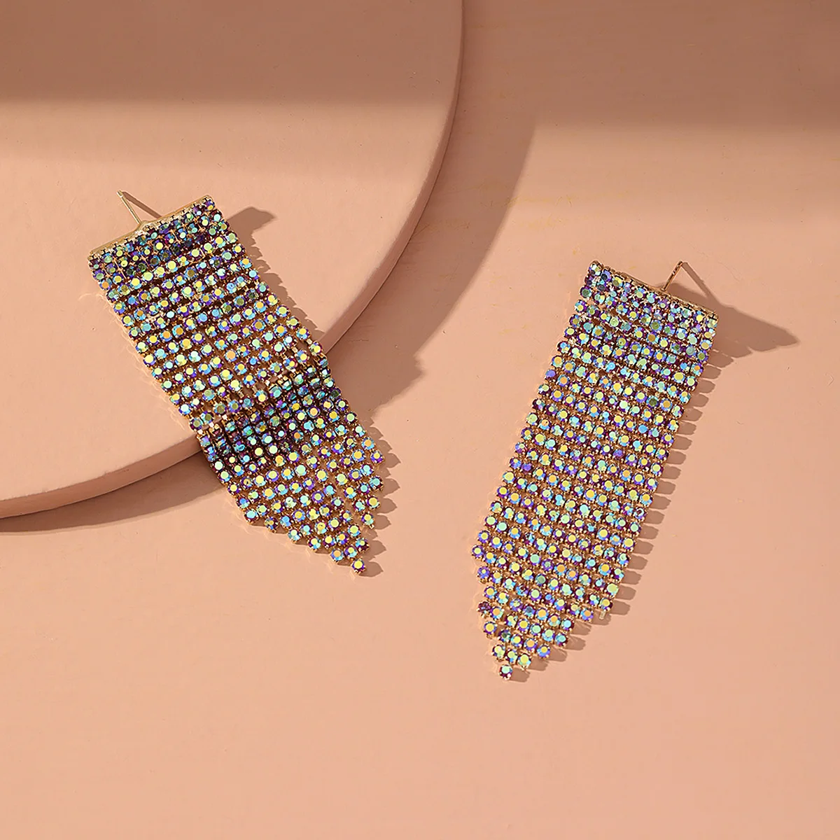 Новое поступление серьги-гвоздики со сверкающими бриллиантами с кисточками