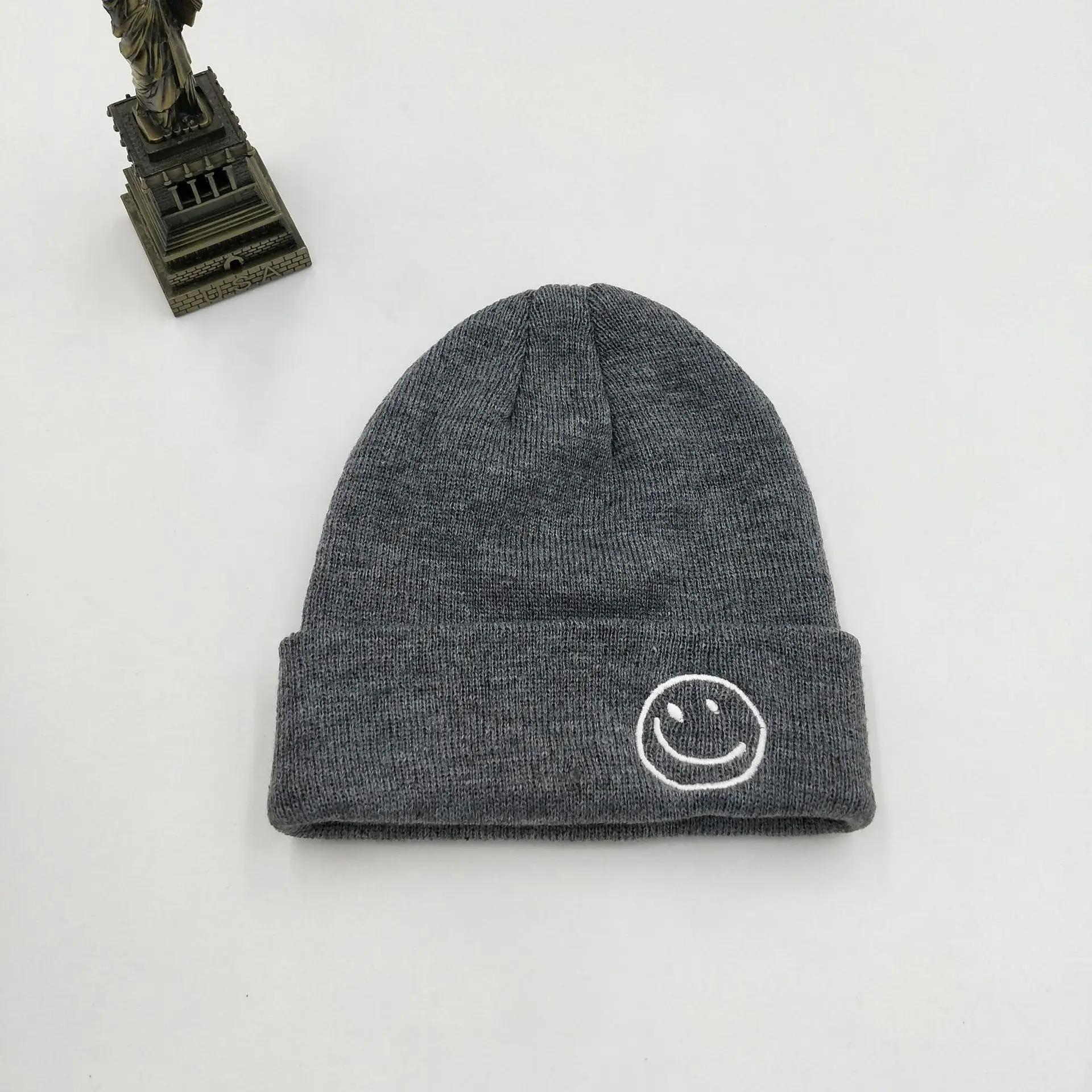 

Smiley Embroidered Warm Woman Knitted Hat Lovers Fashion Pure Color Cute Retro Melon Fur Hat Woolen Hat Cold Hat 2021