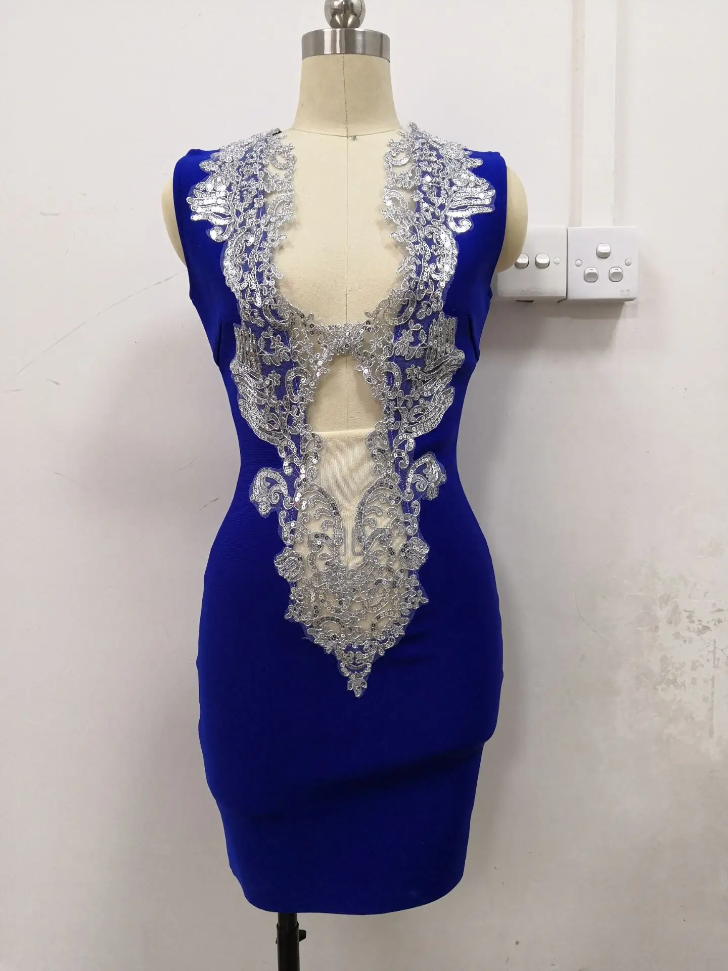 Высококачественное белое черное Бандажное платье из вискозы с глубоким V