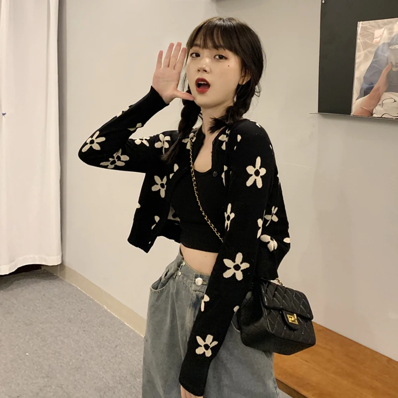 

Short coat women's spring and autumn design sense sweater 2021 new hot girl blouse small knit cardigan