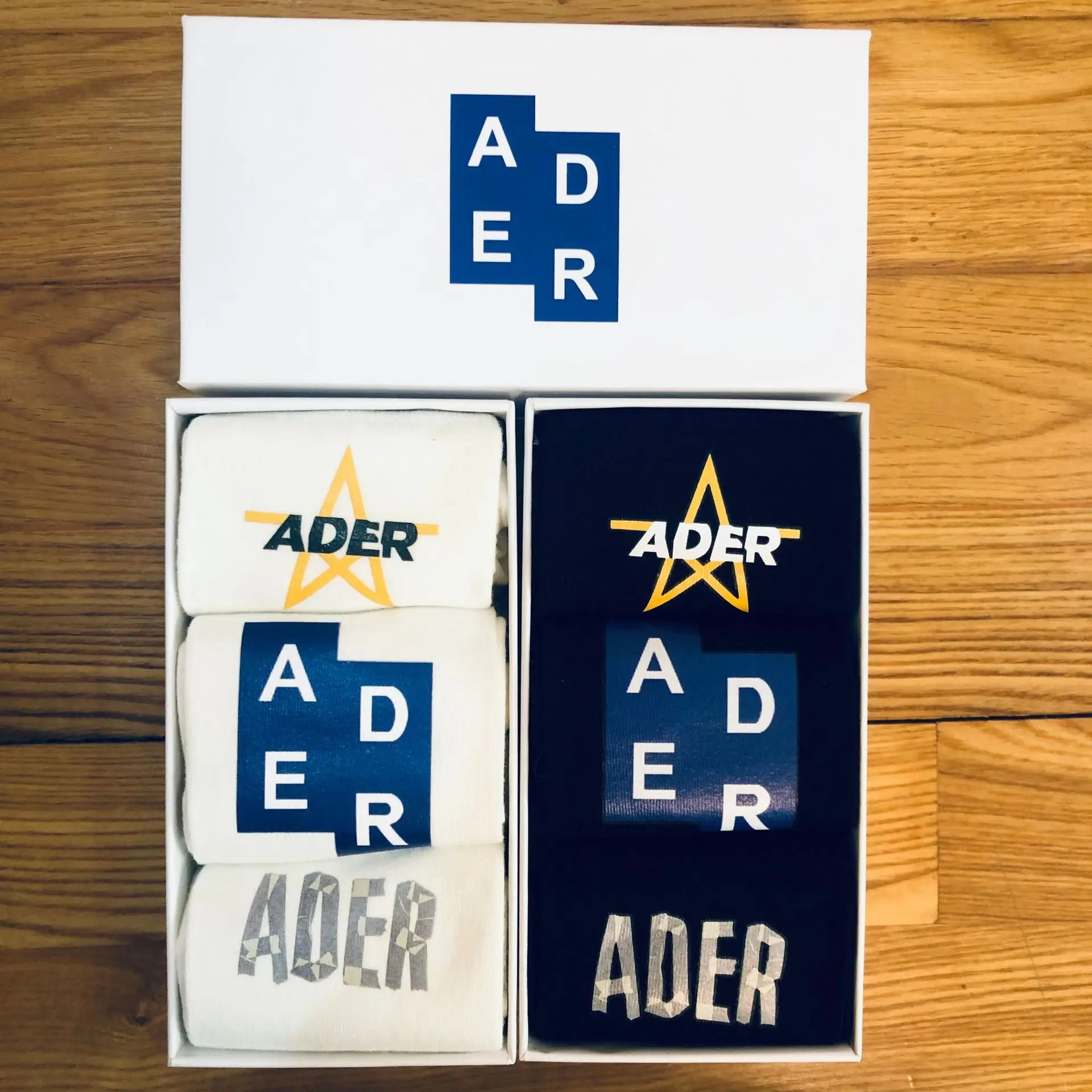 

Носки средней длины в коробке 3 пары, модные брендовые хлопковые носки с принтом, корейские дизайнерские уличные спортивные мужские и женск...