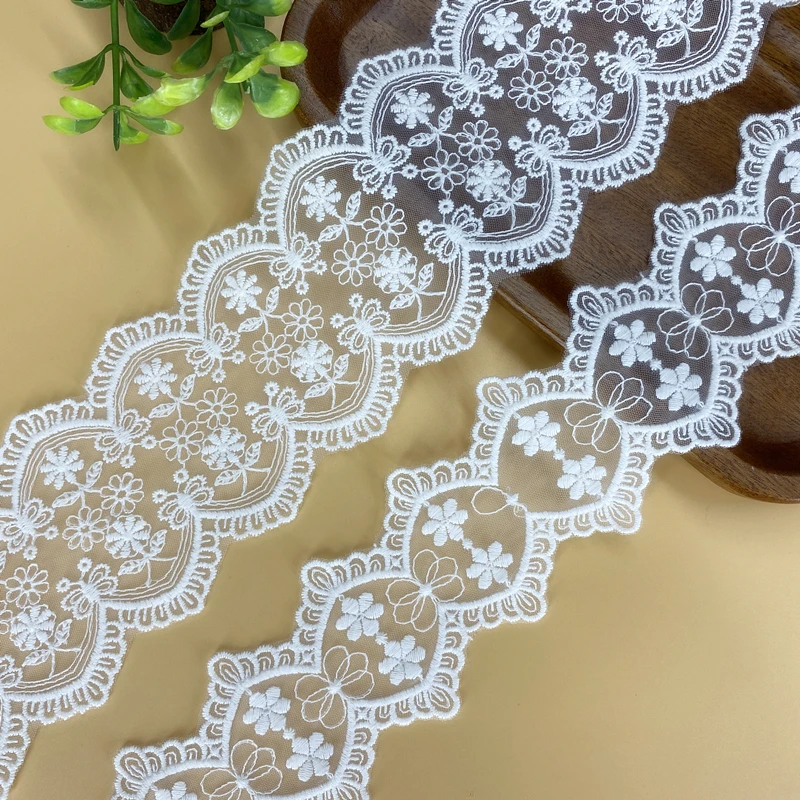 свадебное платье расшитое. кружево для отделки свадебного платья. кружева атласные. бордовое вечернее платье. вечерние платья из кружевного полотна.