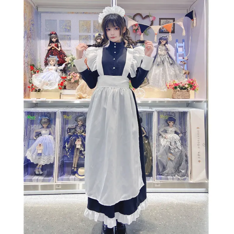 Черно-белая горничная в английском стиле с жемчужными нитями длинный костюм