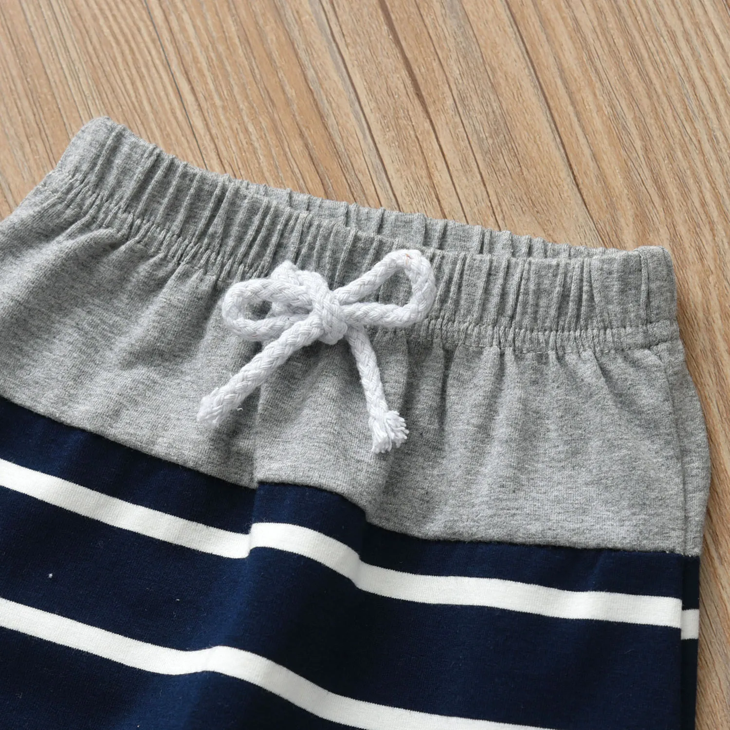 Комплект одежды для маленьких мальчиков и девочек хлопковый в полоску с принтом