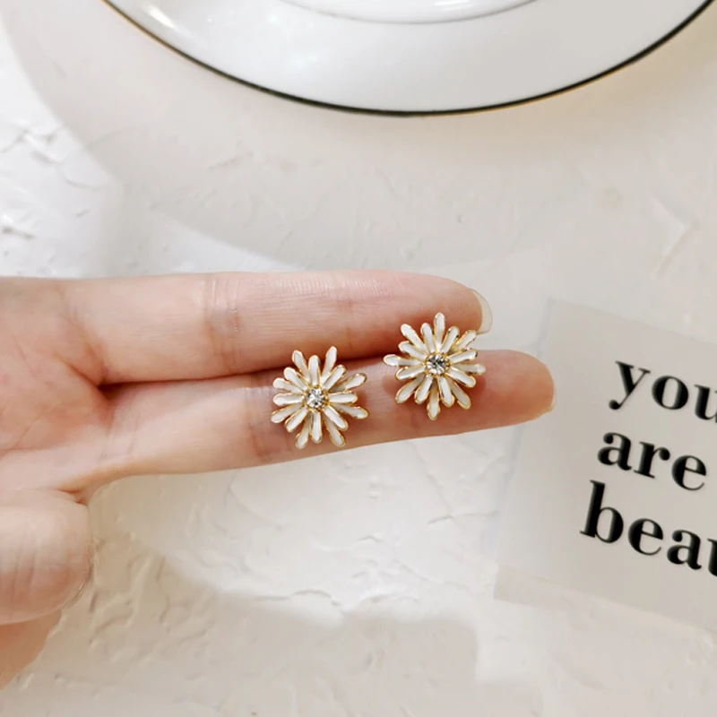 Новое поступление женские классические серьги гвоздики с цветами простая белая