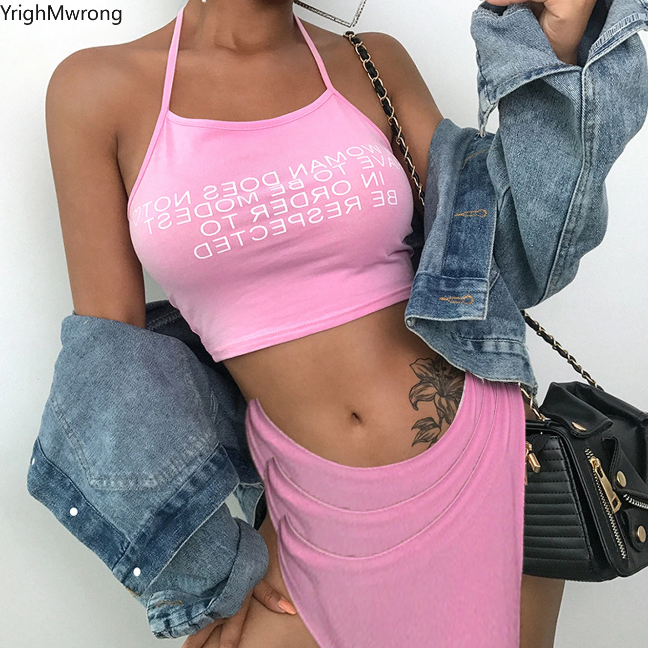 Женский облегающий топ на бретельках розовый укороченный с буквенным принтом