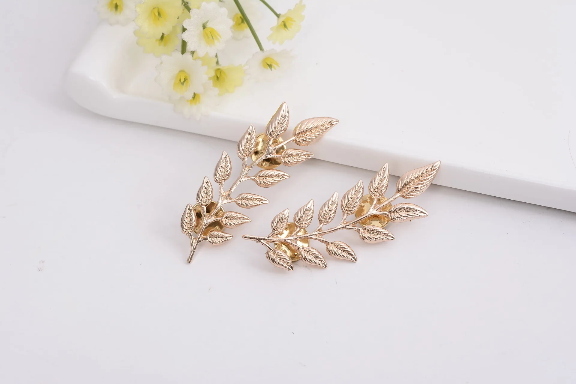 Корейские высококачественные шпильки для мужчин и женщин в виде листьев