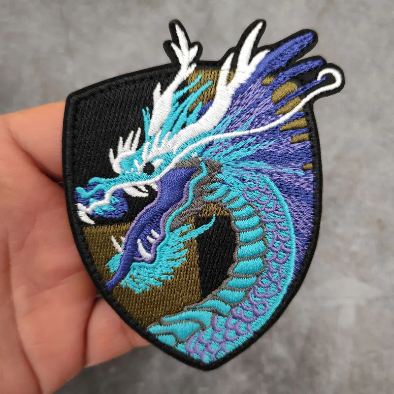 Фон с китайским драконом и вышитые патч избежать стихийных бедствий молимся