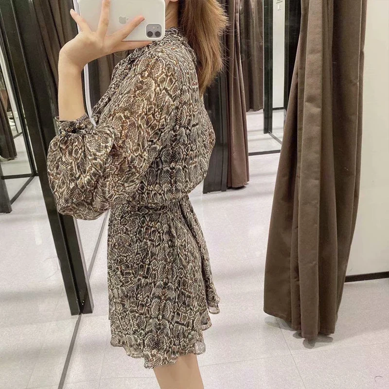 

Sexy Women Leopard print Bow tie collar Dresses 2020 New Lantern sleeve Pleated Short A-line dress With belt Fashion YNZZU YD491