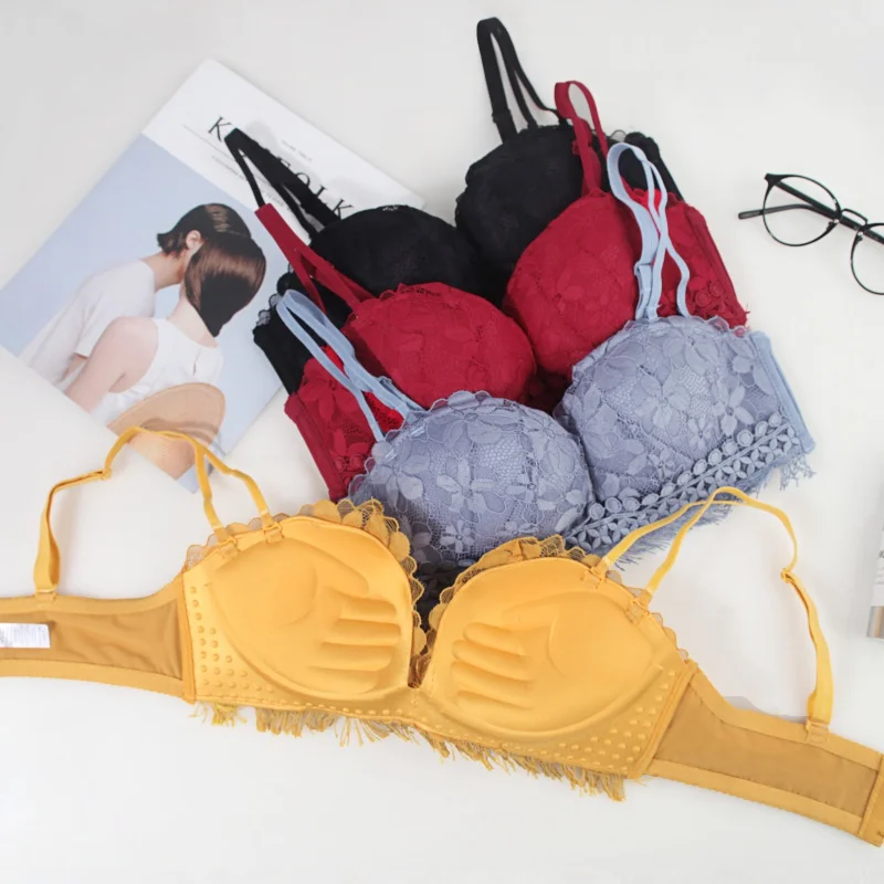 

Комплект женского кружевного нижнего белья с бахромой и чашками пуш-ап