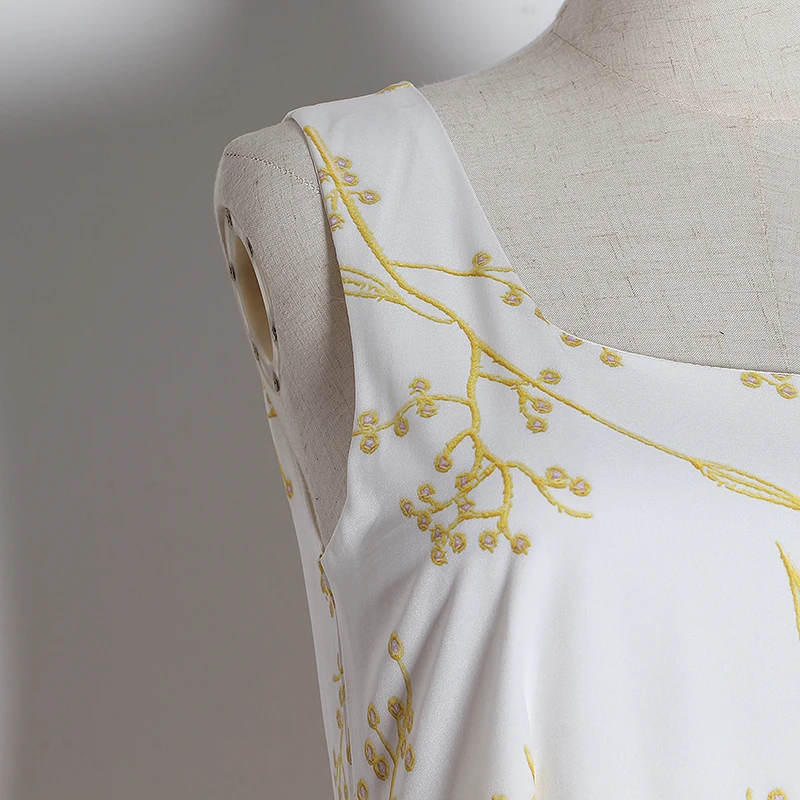 Женское платье с квадратным вырезом TWOTWINSTYLE разноцветное на тонких бретелях высокой талией и рюшами