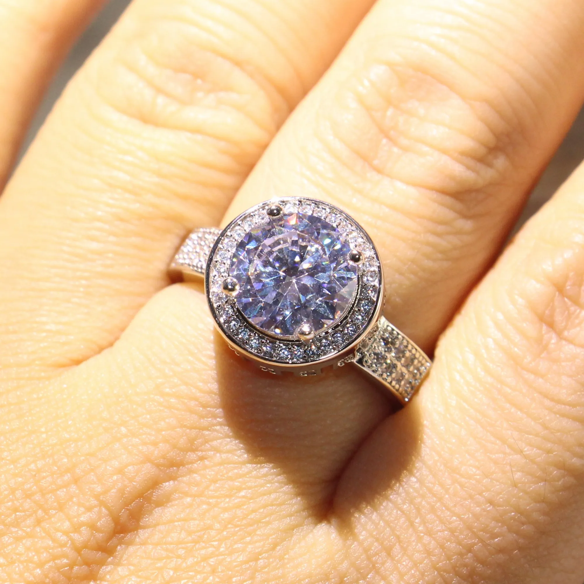 Женское кольцо из серебра 925 пробы с фианитами круглой огранки размеры 5-10 |