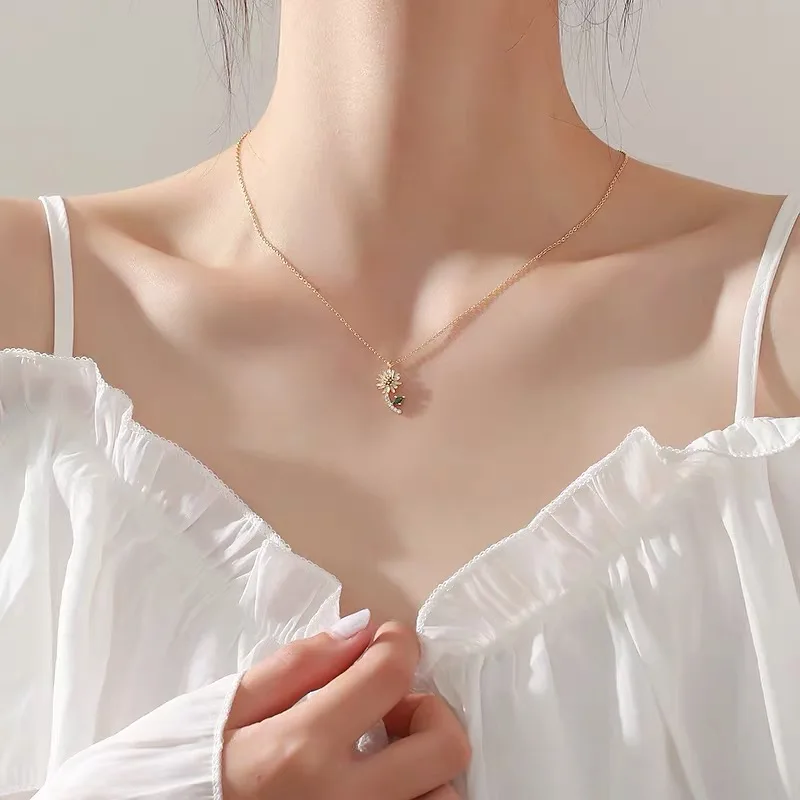 Рисунком в виде улыбающихся рожиц Цвета: золотистый Цвет ручной работы ожерелье